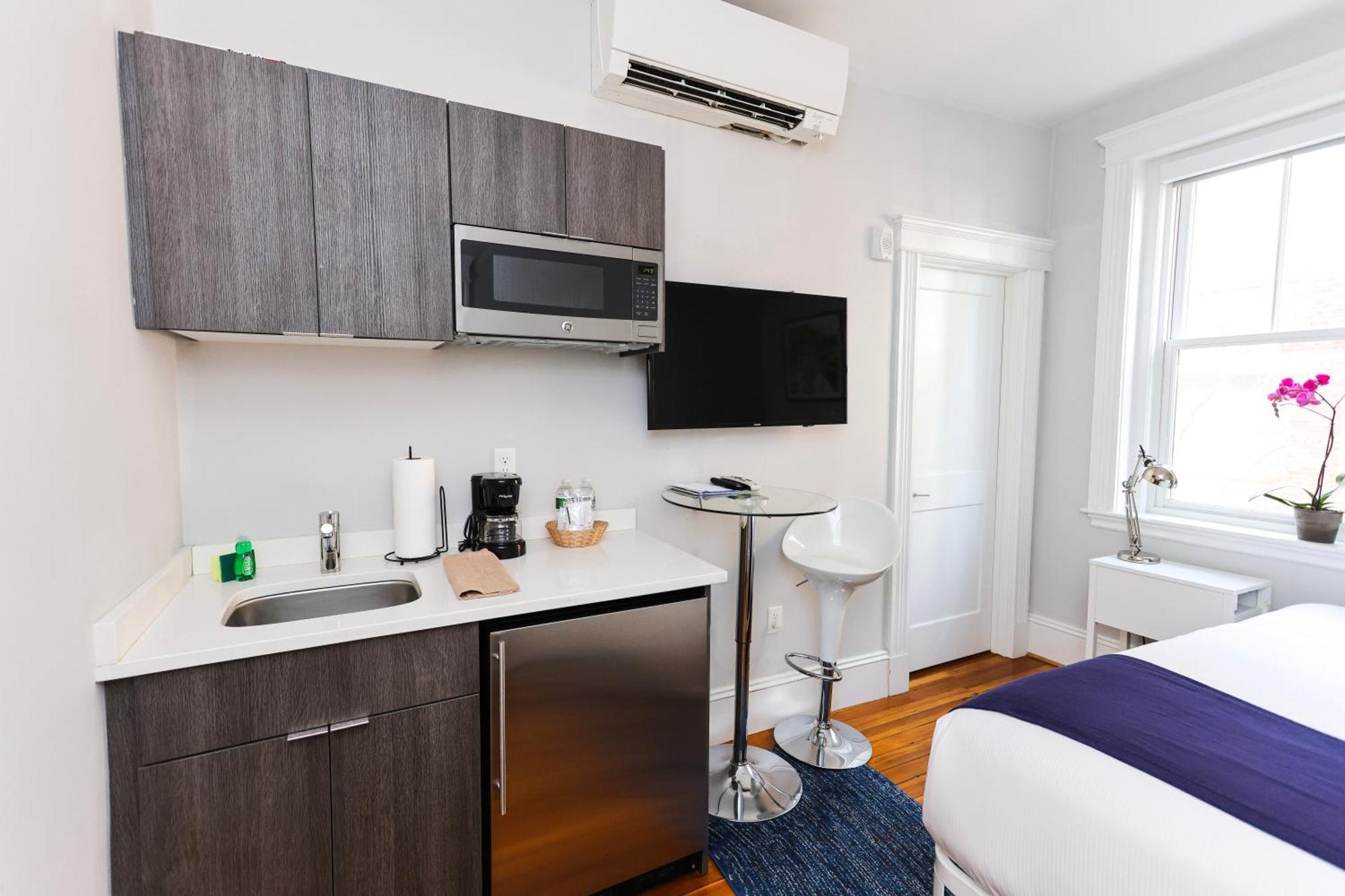 A Stylish Stay W/ A Queen Bed, Heated Floors.. #26 Brookline Exterior photo