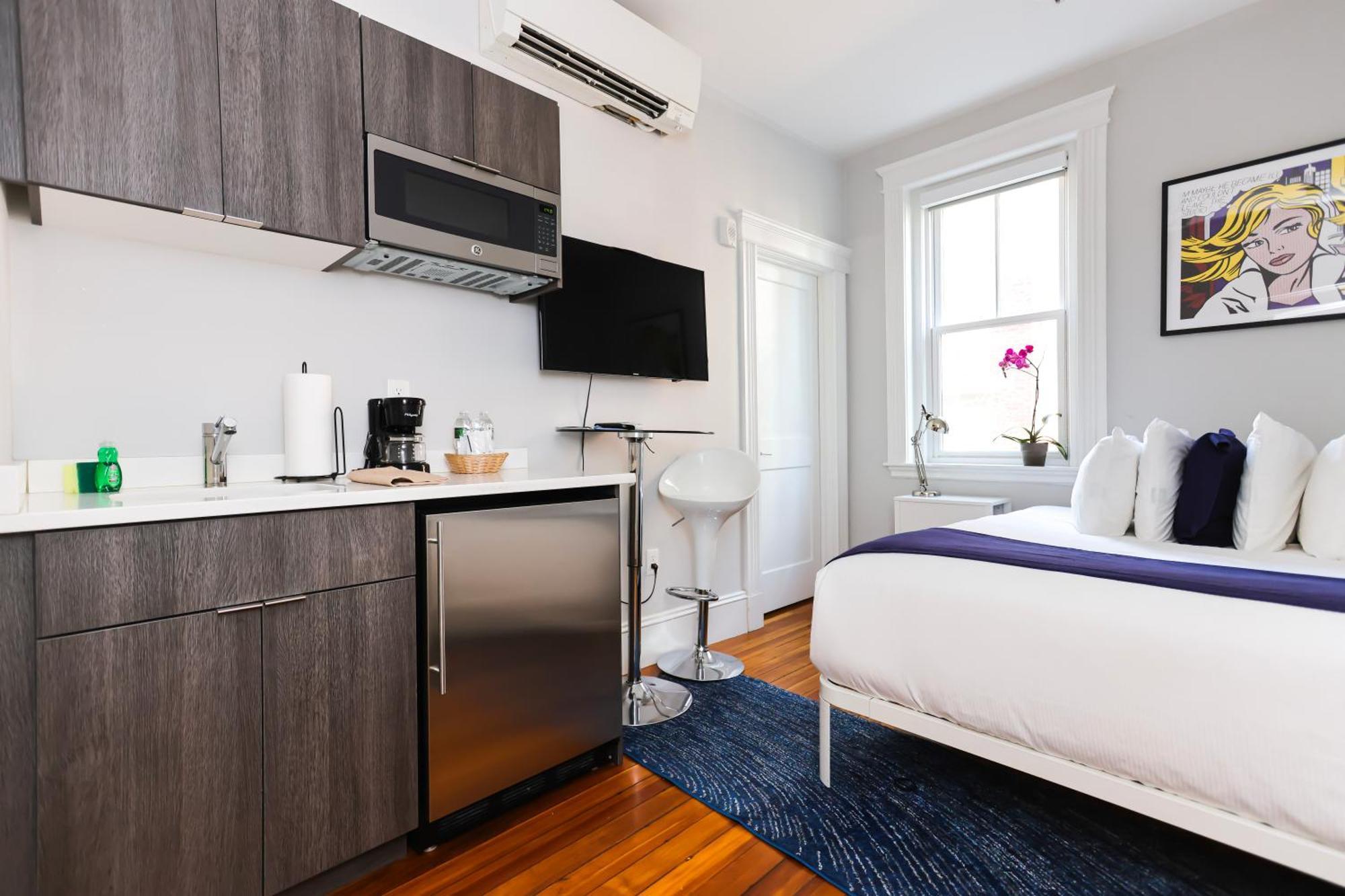A Stylish Stay W/ A Queen Bed, Heated Floors.. #26 Brookline Exterior photo
